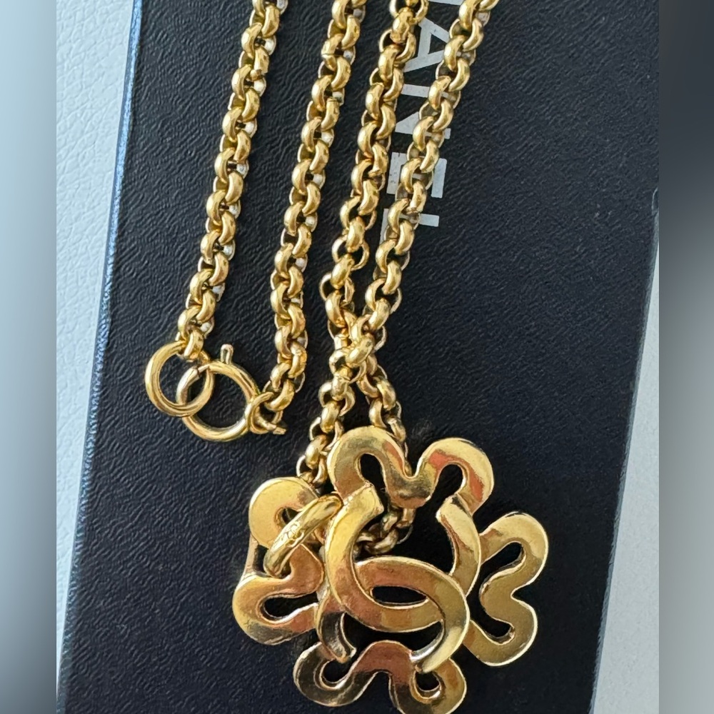 Chanel RARE 24K Gold Plated Necklace with Box in Excellent Condition - Picture 6 of 11